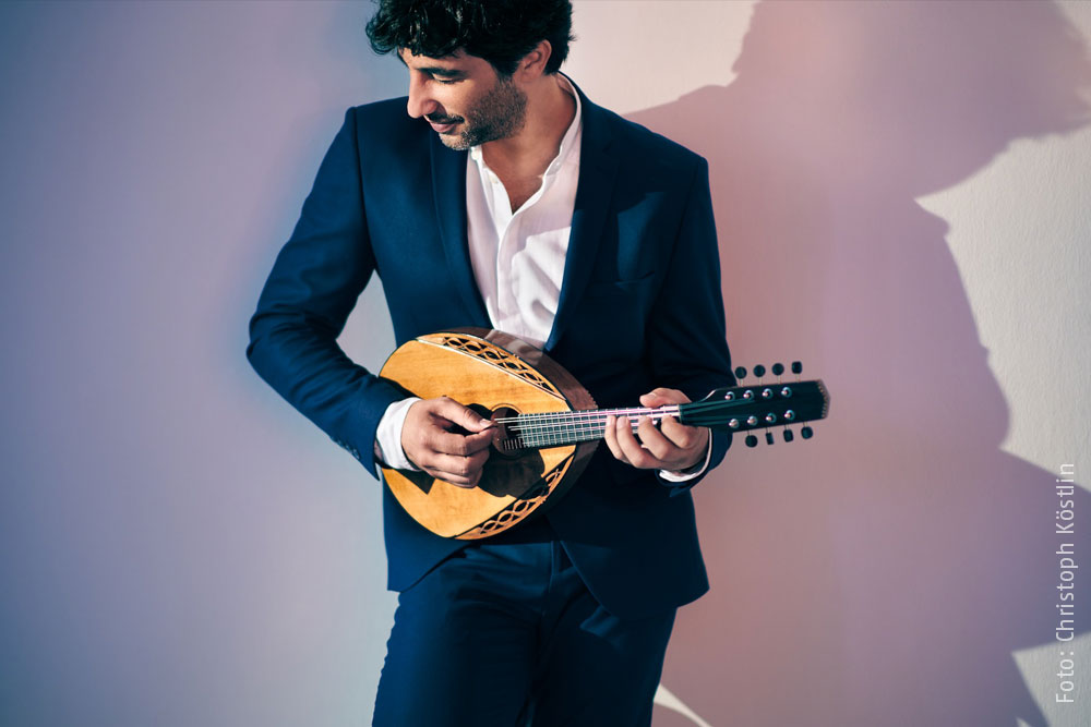 Festkonzert 25. Konzertsaison | 14.04.2024 | Avi Avital Mandoline & Kammerakademie Potsdam | Foto (Avi Avital) © Christoph Köstlin Festkonzert 25. Konzertsaison | 14.04.2024 | Avi Avital Mandoline & Kammerakademie Potsdam | Foto (Avi Avital) © Christoph Köstlin